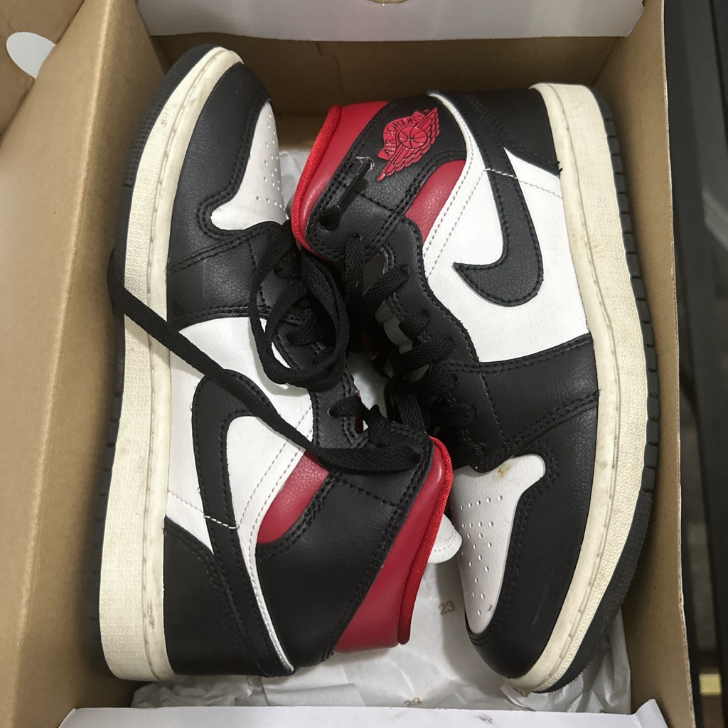 Women Size 7 Air Jordan 1’s Mids, Red White And Black